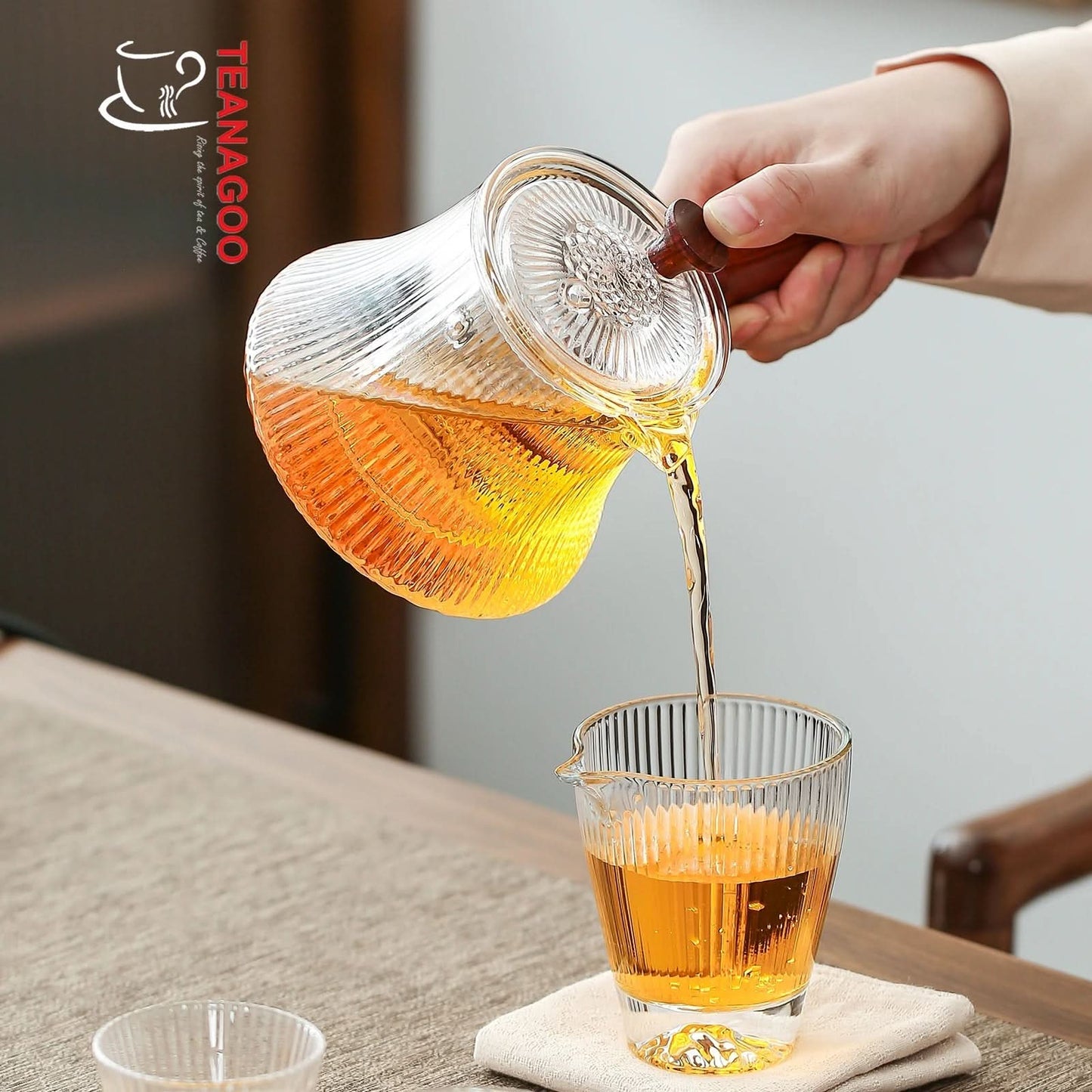 Heat-Resistant Glass Teapot with Infuser Lid and Wood Handle for Loose Leaf Tea and Blooming Tea