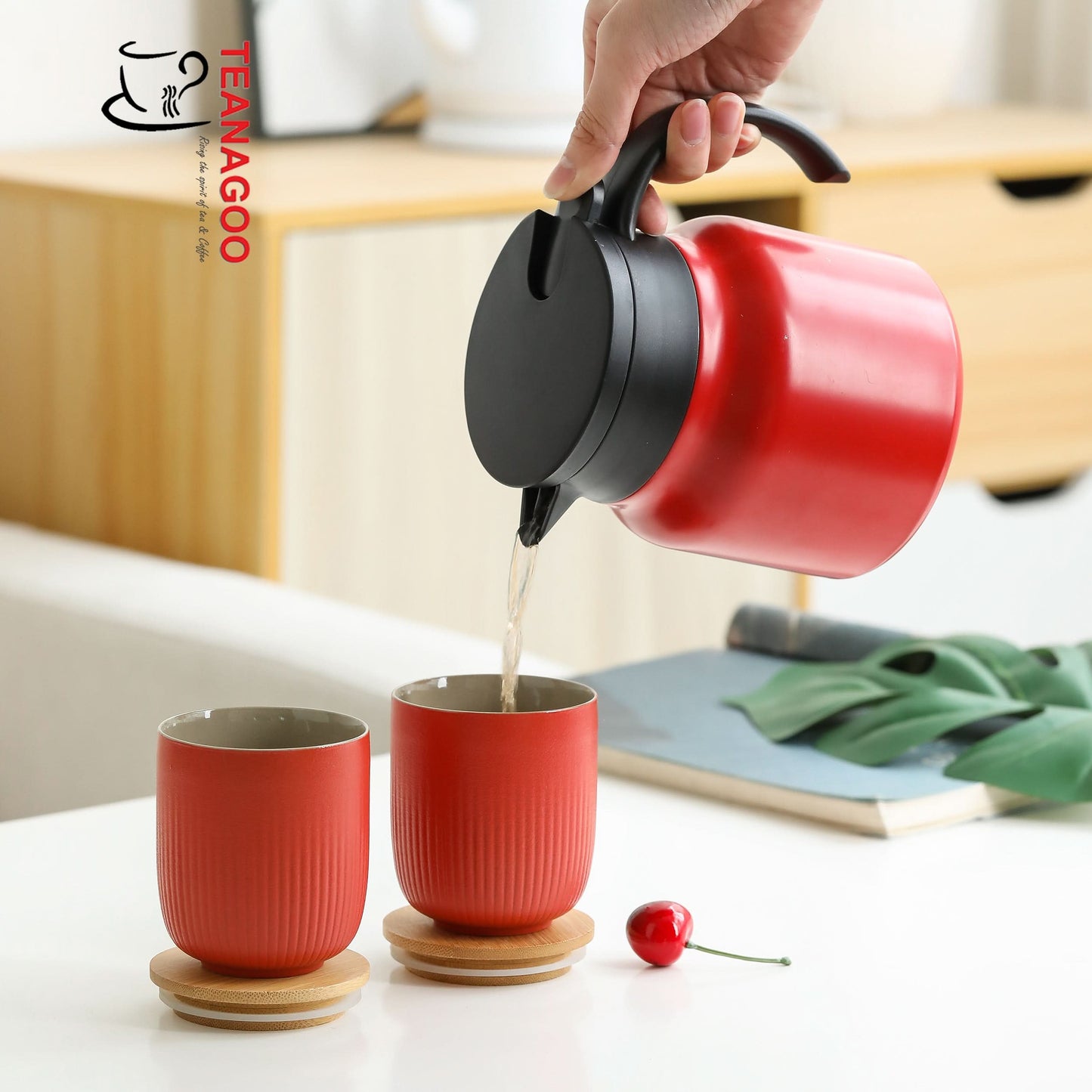 Press the water outlet button of the lid to pour water easily.