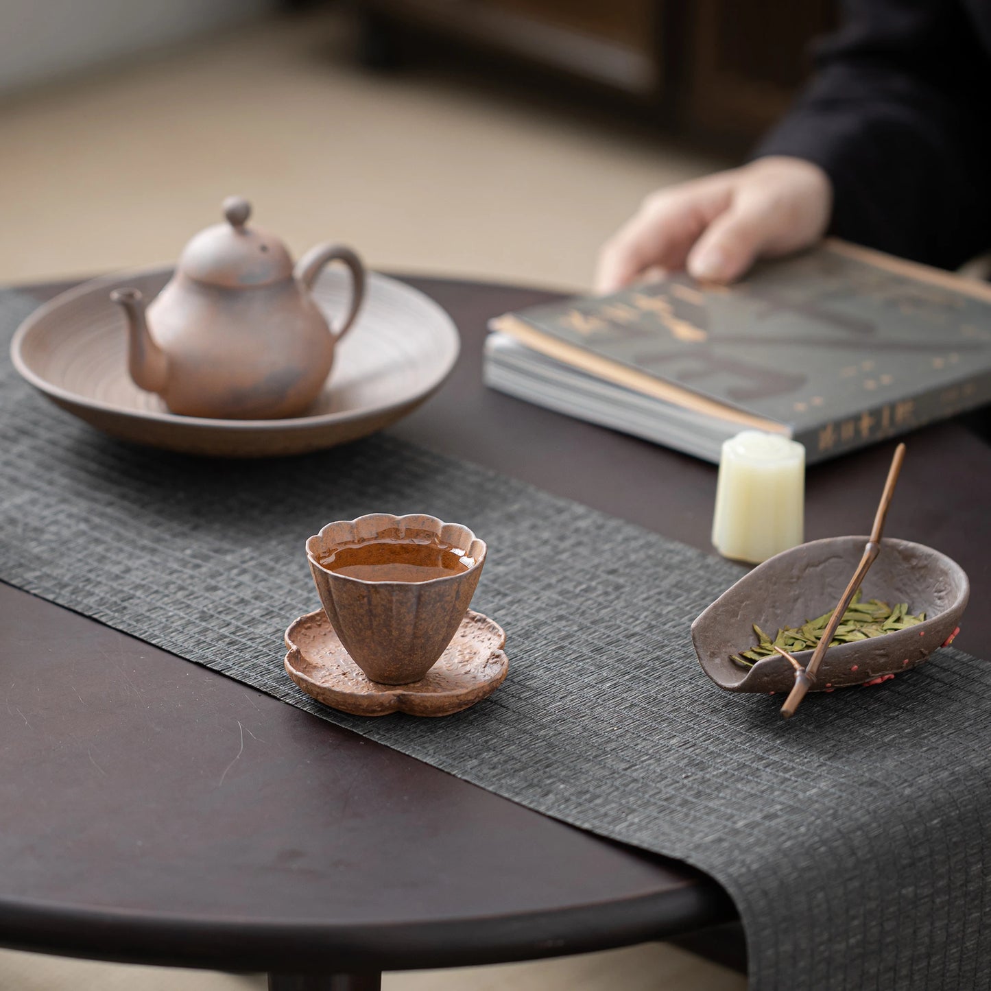 Tapete de taza de pétalos de arcilla cruda