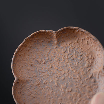 Tapete de taza de pétalos de arcilla cruda