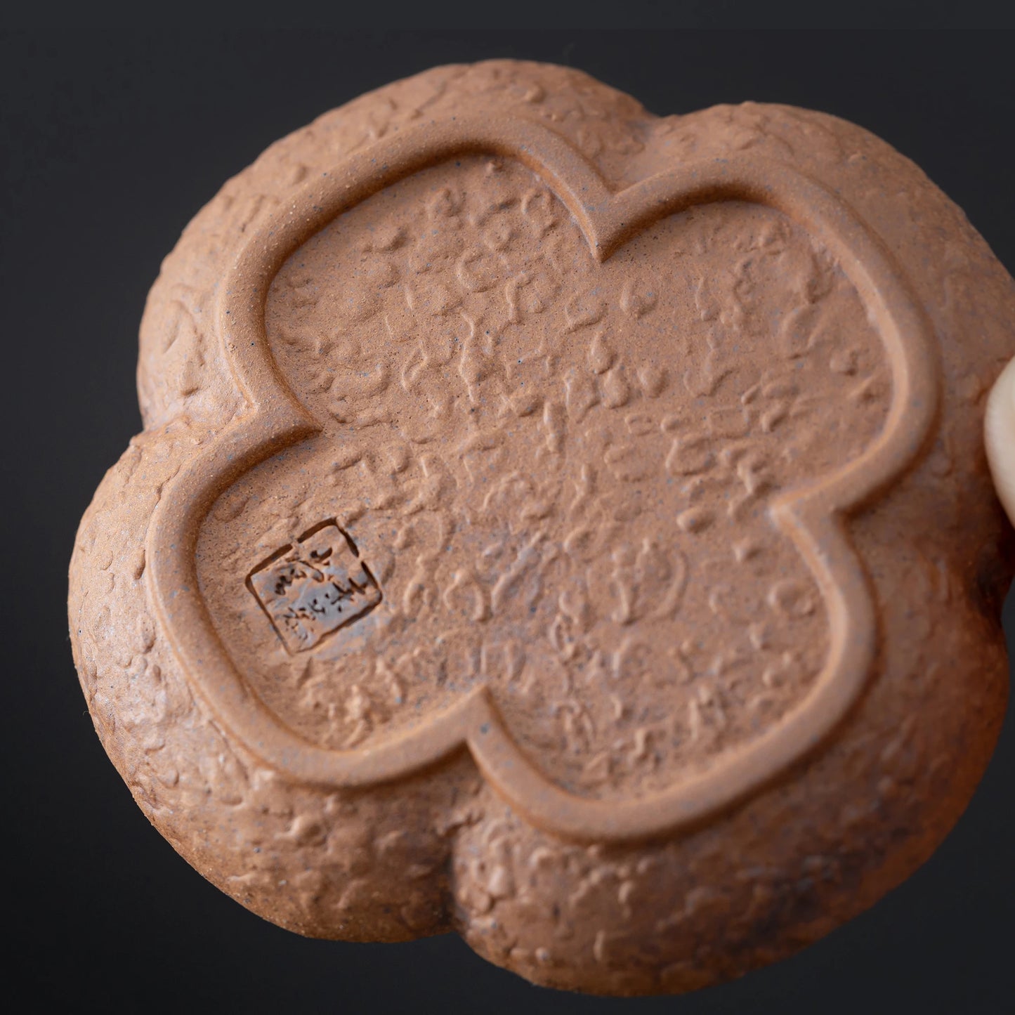 Tapete de taza de pétalos de arcilla cruda