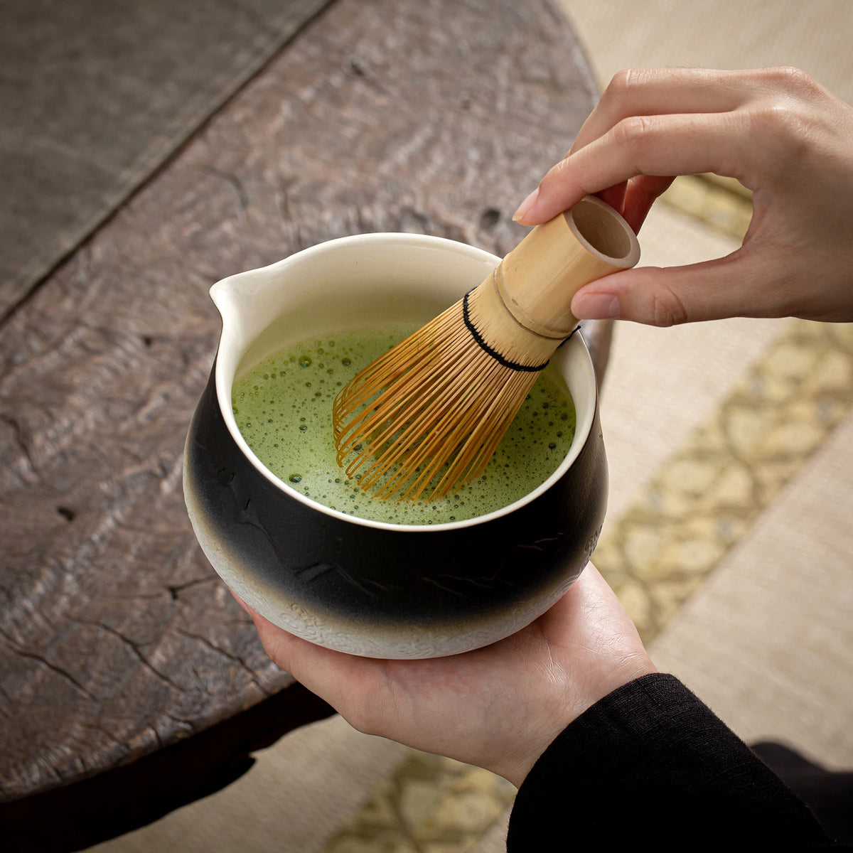 Schwarze und weiße Matcha-Schale mit Ausguss – TEANAGOO