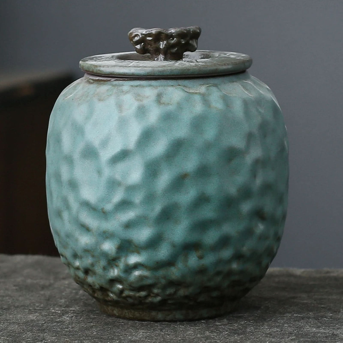 Handgefertigte Teedose aus Celadon-Keramik