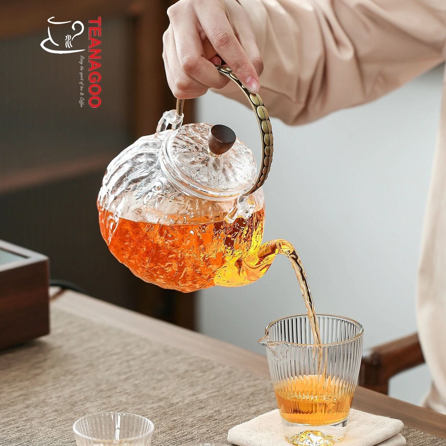 Heat-Resistant Glass Teapot with Infuser Lid and Wood Handle for Loose Leaf Tea and Blooming Tea