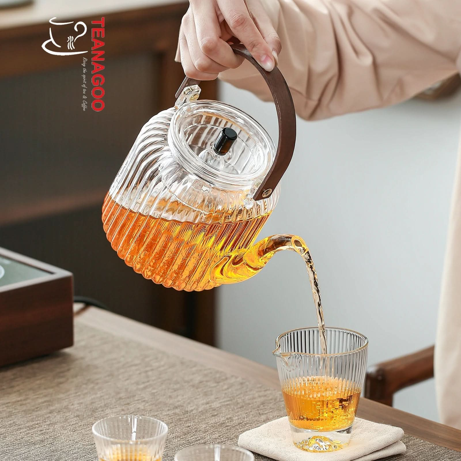 Heat-Resistant Glass Teapot with Infuser Lid and Wood Handle for Loose Leaf Tea and Blooming Tea